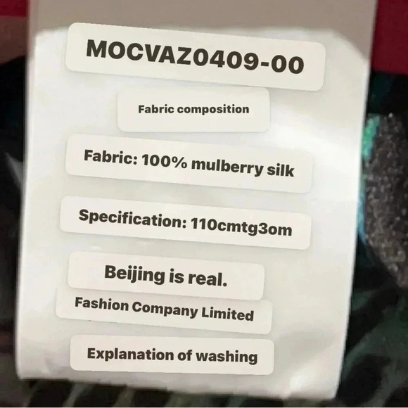 Beautiful Silk Scarf 🧣 35”X 44” - Picture 3 of 3